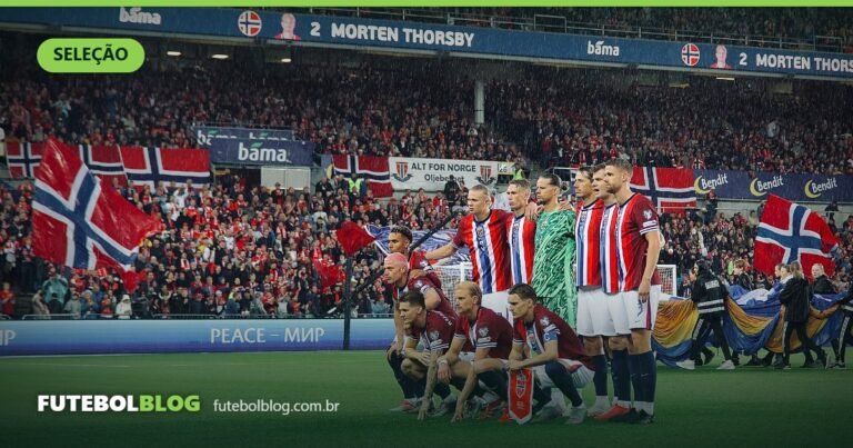 Torcida da Noruega com bandeiras nas arquibancadas durante partida da seleção norueguesa