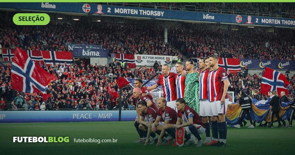 Torcida da Noruega com bandeiras nas arquibancadas durante partida da seleção norueguesa
