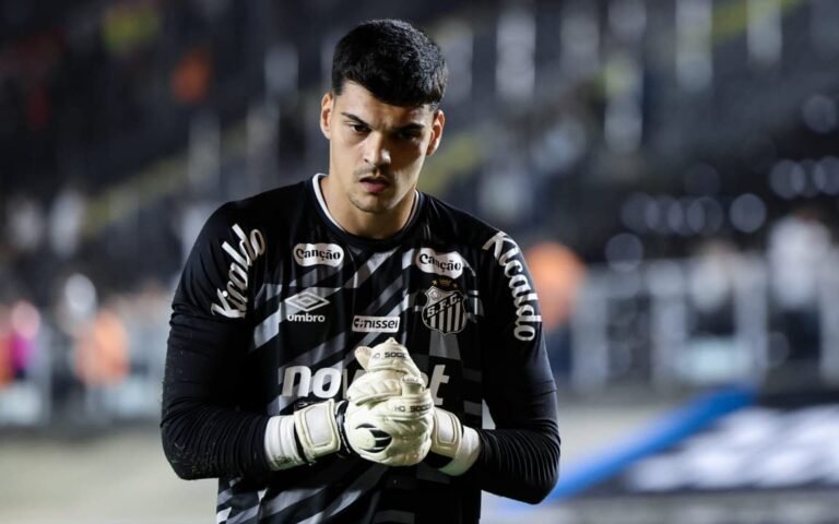 Gabriel Brazão, goleiro do Santos, em campo