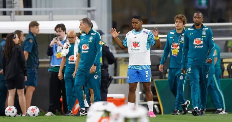 Endrick durante aquecimento com a camisa da Seleção Brasileira