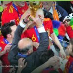 Seleção da Espanha ergue a taça da Copa do Mundo