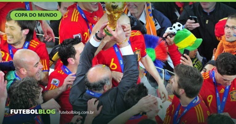 Seleção da Espanha ergue a taça da Copa do Mundo
