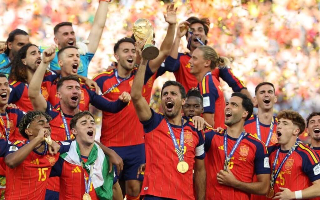 Jogadores da Espanha com a taça da Copa do Mundo 2026 antes de Espanha x Inglaterra