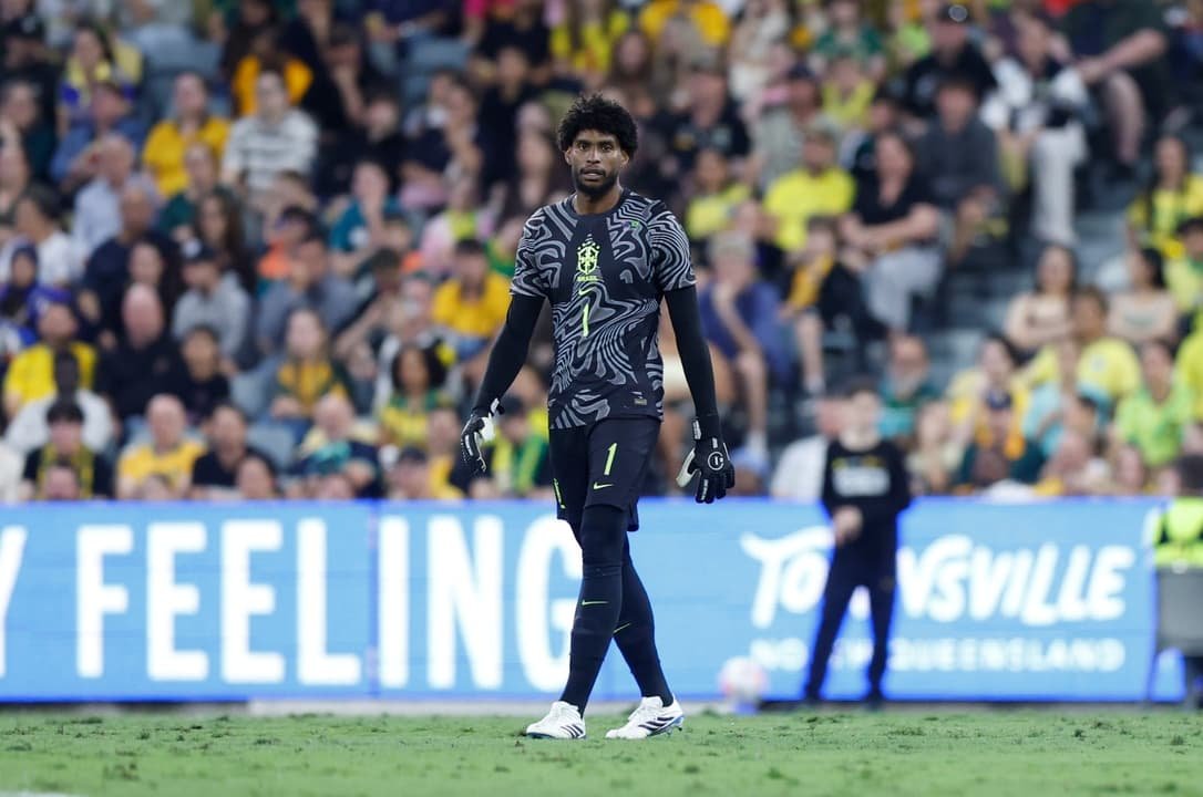 Goleiro Hugo Souza com a camisa da Seleção Brasileira no amistoso contra a Austrália