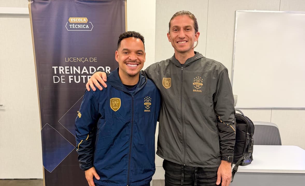 Lulinha, ex-Corinthians, ao lado de Filipe Luís em curso de treinadores da CBF