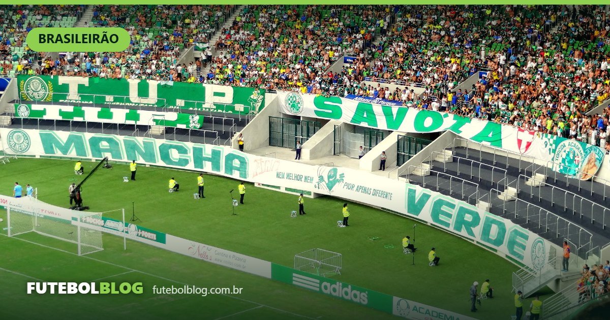 Torcida do Palmeiras com bandeirão no Allianz Parque durante partida