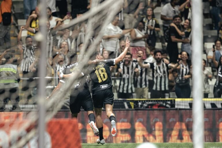 Thiago Borbas e Reinier com a camisa do Atlético, atacantes liberados pelo DM