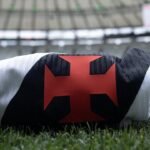 Camisa do Vasco em destaque, ilustrando o leilão da SAF do Vasco