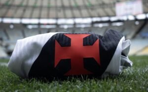 Camisa do Vasco em destaque, ilustrando o leilão da SAF do Vasco