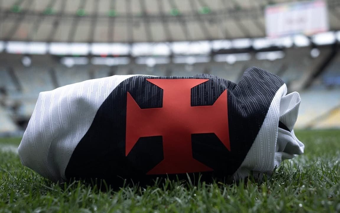Camisa do Vasco em destaque, ilustrando o leilão da SAF do Vasco