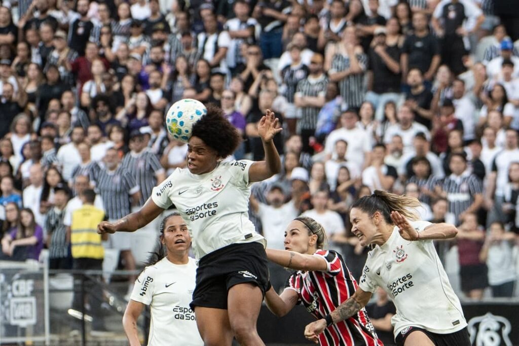 Jogadoras de Corinthians e São Paulo em campo na final do Brasileirão Feminino, na Neo Química Arena
