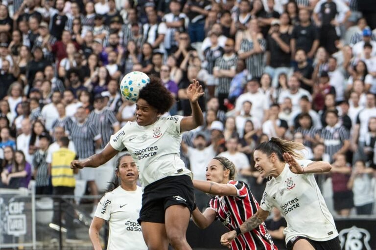 Jogadoras de Corinthians e São Paulo em campo na final do Brasileirão Feminino, na Neo Química Arena
