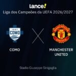 Jogadores em campo no Estádio Giuseppe Sinigaglia antes de Como x Manchester United pela Champions League