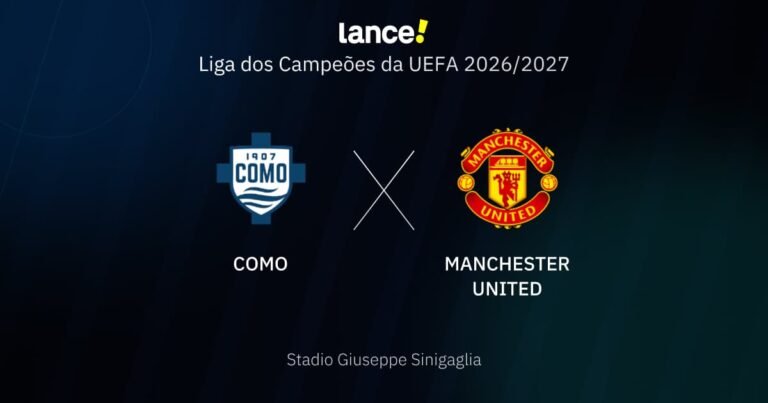 Jogadores em campo no Estádio Giuseppe Sinigaglia antes de Como x Manchester United pela Champions League