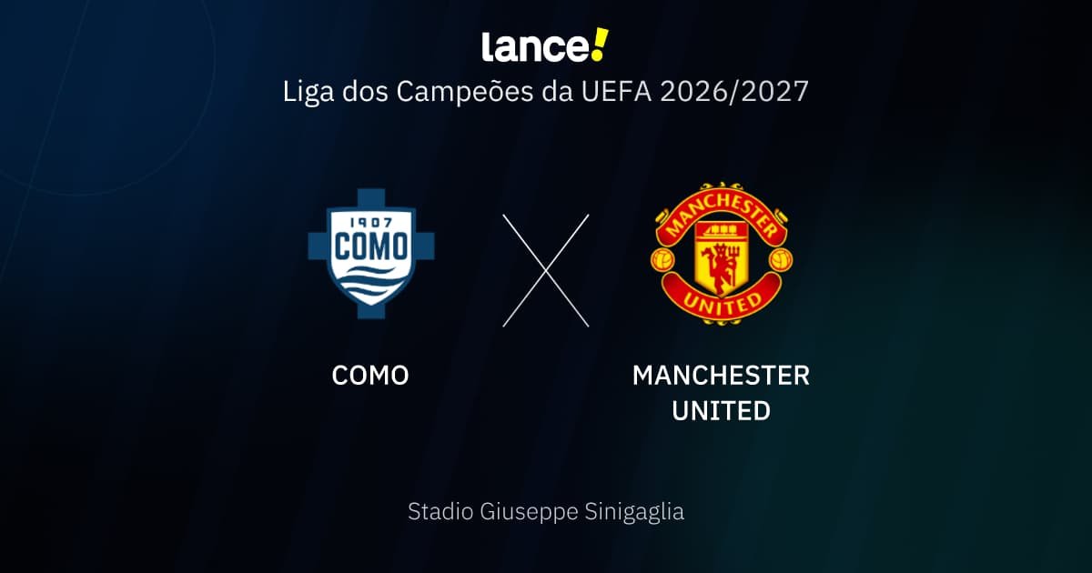 Jogadores em campo no Estádio Giuseppe Sinigaglia antes de Como x Manchester United pela Champions League