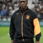 Jogadores do Corinthians em campo na Neo Química Arena durante o empate com o Vitória na estreia de Seedorf no Corinthians