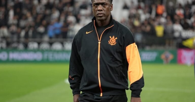 Jogadores do Corinthians em campo na Neo Química Arena durante o empate com o Vitória na estreia de Seedorf no Corinthians