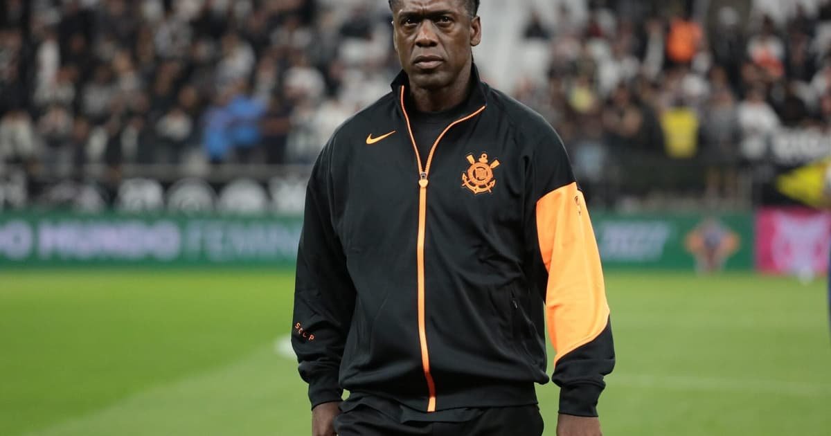 Jogadores do Corinthians em campo na Neo Química Arena durante o empate com o Vitória na estreia de Seedorf no Corinthians