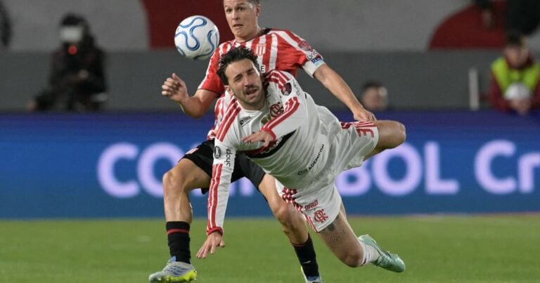 Léo Ortiz em campo no jogo Flamengo x Estudiantes pela semifinal da Libertadores, em La Plata