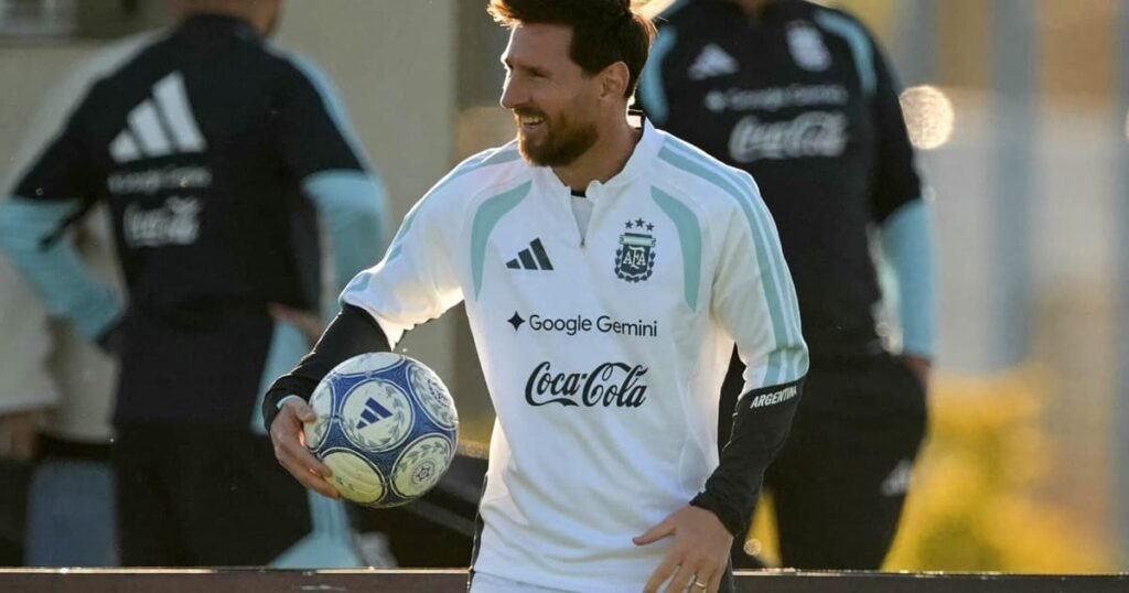 Lionel Messi sorri em treino da seleção antes do jogo da Argentina hoje, sua despedida contra o Benin