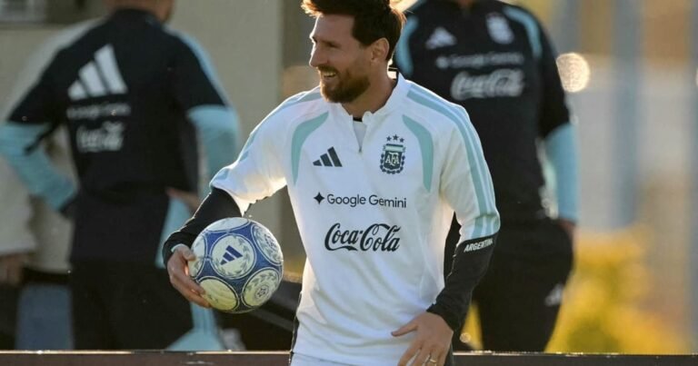 Lionel Messi sorri em treino da seleção antes do jogo da Argentina hoje, sua despedida contra o Benin