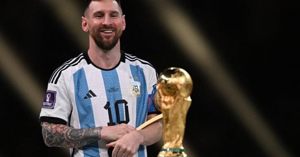 Jogos de hoje 06/10: Lionel Messi observa a taça da Copa do Mundo, destaque da despedida da seleção argentina