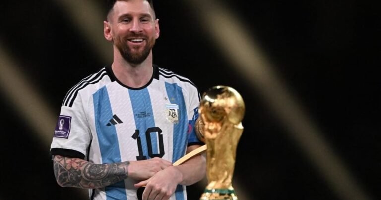 Jogos de hoje 06/10: Lionel Messi observa a taça da Copa do Mundo, destaque da despedida da seleção argentina