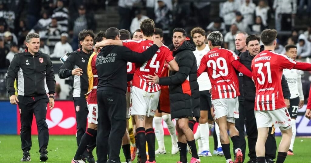 Jogadores do Estudiantes comemoram classificação na Libertadores, time que não terá Marcos Rojo contra o Flamengo