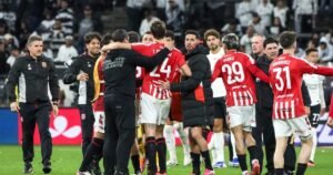 Jogadores do Estudiantes comemoram classificação na Libertadores, time que não terá Marcos Rojo contra o Flamengo