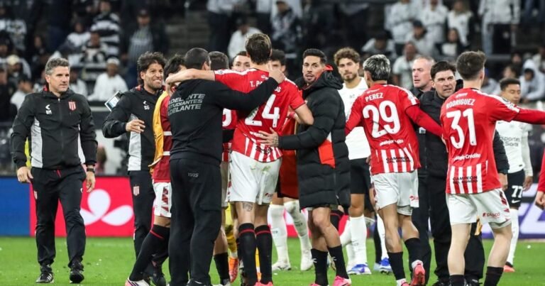 Jogadores do Estudiantes comemoram classificação na Libertadores, time que não terá Marcos Rojo contra o Flamengo