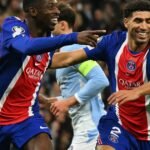 Jogadores em campo no Parque dos Príncipes, em Paris, antes de PSG vs Barcelona pela Champions League