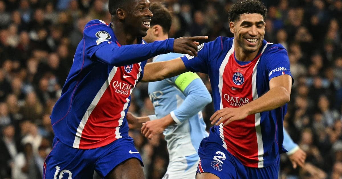 Jogadores em campo no Parque dos Príncipes, em Paris, antes de PSG vs Barcelona pela Champions League