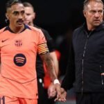 Raphinha com a camisa do Barcelona durante o jogo contra o PSG em Paris, antes da substituição na Champions League