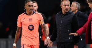 Raphinha com a camisa do Barcelona durante o jogo contra o PSG em Paris, antes da substituição na Champions League