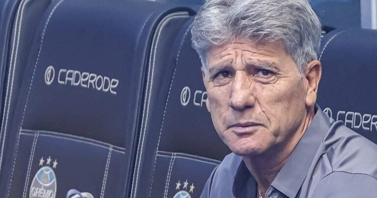 Renato Gaúcho à beira do campo no comando do Grêmio, que empatou com o Remo e segue na zona de rebaixamento