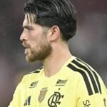 Rossi, goleiro do Flamengo, em ação; renovação com o Flamengo segue em aberto