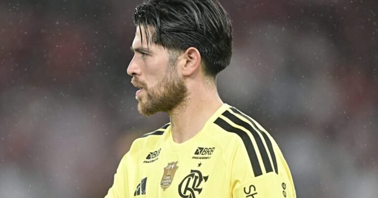 Rossi, goleiro do Flamengo, em ação; renovação com o Flamengo segue em aberto