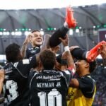 Jogadores do Santos em campo na virada sobre o Fluminense com Neymar e Coutinho no ataque