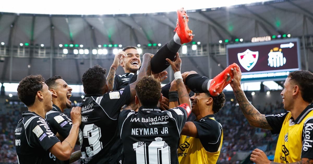 Jogadores do Santos em campo na virada sobre o Fluminense com Neymar e Coutinho no ataque